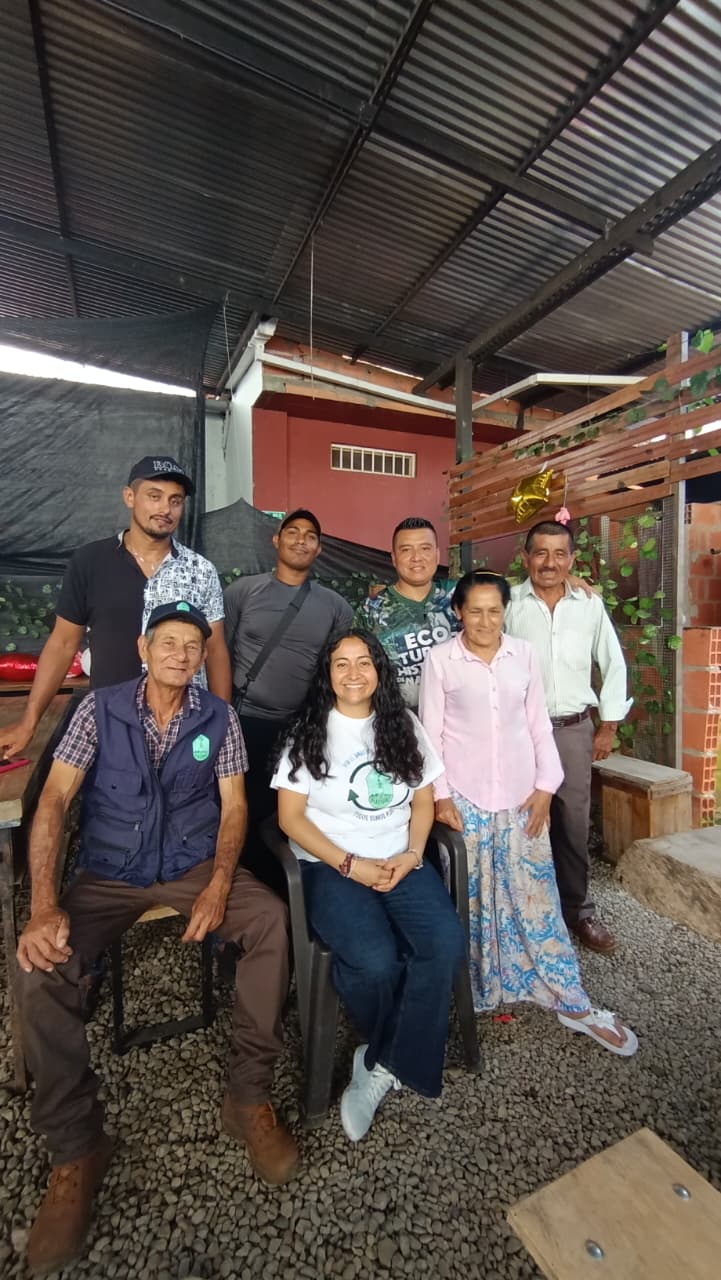 Más de 20 personas de todas las edades participaron en la co-creación de un Mural Sonoro Comunitario.