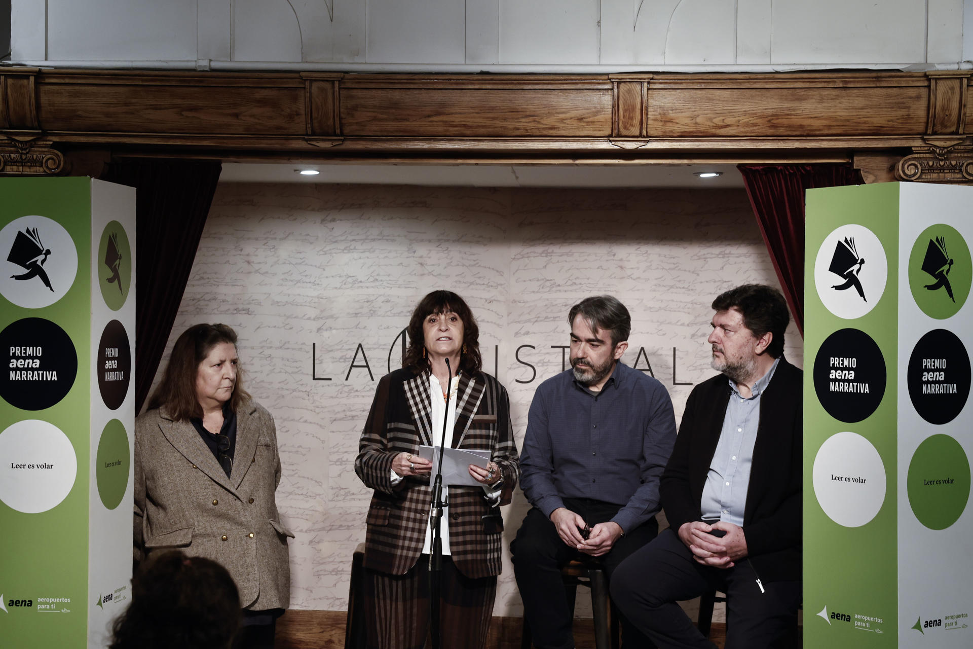 MADRID, 18/03/2026.- La escritora Rosa Montero (2i), presidenta del jurado del Premio AENA de Narrativa Hispanoamericana, acompañada del secretario del jurado, Jesús García Calero (2d) y Nuria Zancot y Antonio Martínez Asensio, miembros del equipo de preselección, da a conocer los nombres de los finalistas de galardón este miércoles en la librería La Mistral de Madrid. Los finalistas son: Héctor Abad Faciolince (Colombia), Nona Fernández (Chile), Samanta Schweblin (Argentina) y los españoles Enrique Vila-Matas y Marcos Giralt Torrent. EFE/ Sergio Perez