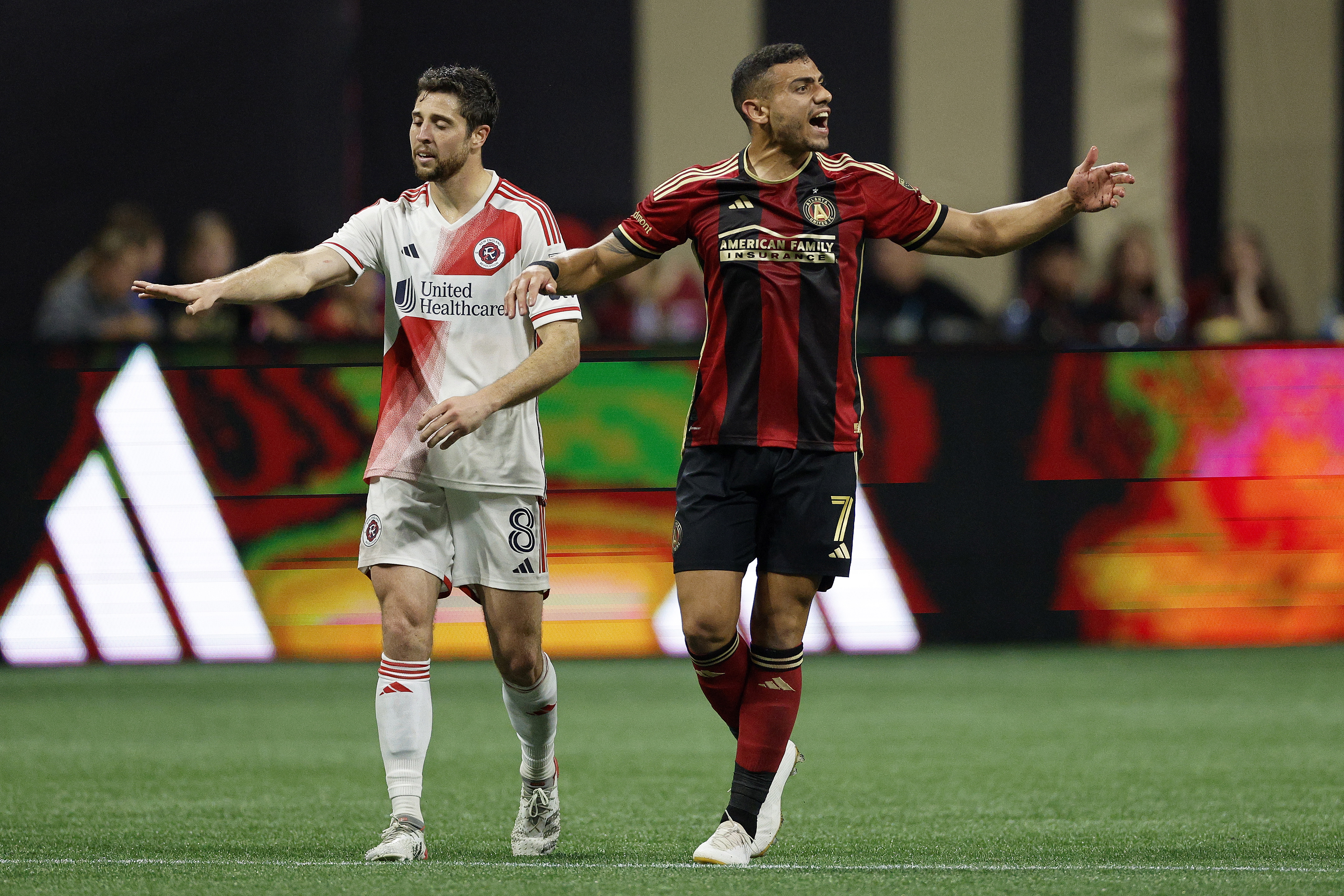 Atlanta (United States), 31/05/2023.- Atlanta United forward Giorgos Giakoumakis (R) reacts with New England Revolution midfielder Matt Polster (L) during the second half of a MLS soccer match between the New England Revolution and Atlanta United at Mercedes-Benz Stadium in Atlanta, Georgia, USA, 31 May 2023. (Estados Unidos) EFE/EPA/ERIK S. LESSER