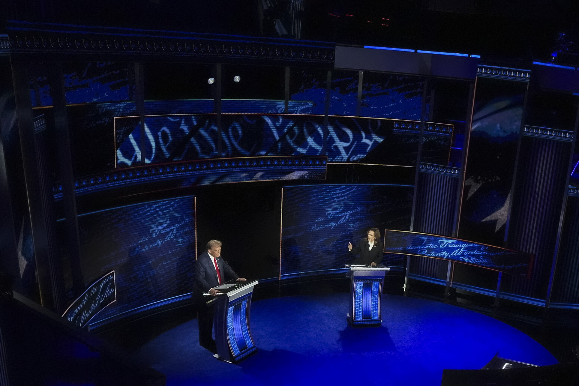 FOTODELDÍA Filadelfia (Estados Unidos), 10/09/2024.- El candidato presidencial republicano Donald J. Trump y la candidata presidencial demócrata a la vicepresidencia de EE.UU. Kamala Harris durante el debate presidencial organizado por ABC News en el National Constitution Center de Filadelfia, Pensilvania, EE.UU. El debate de 90 minutos es el único planificado entre los dos candidatos en las elecciones presidenciales de 2024.EFE/ Demetrius Freeman / POOL