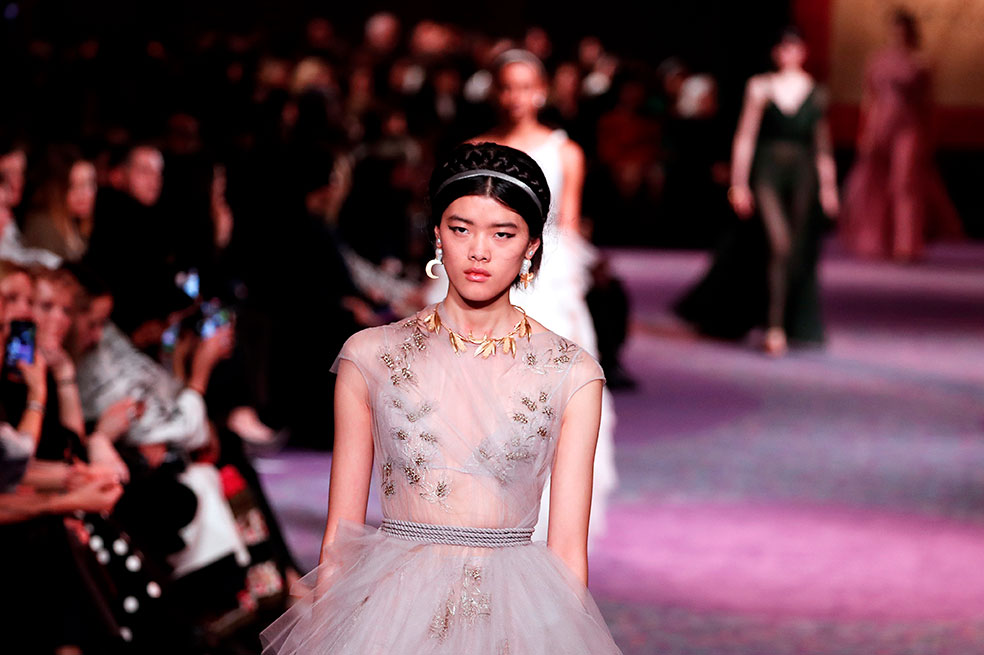 Dior "me animó a construirla, a soñar en grande para realizar esta diosa que quise hacer en los años 1970, pero no pude", señaló a la AFP Judy Chicago. "El poder de las mujeres no es solo el de la reproducción", también es el de la "creación", dijo por su parte Chiuri previamente al desfile, al que asistieron actrices como Sigourney Weaver, Uma Thurman, Kristin Scott-Thomas y Monica Bellucci.