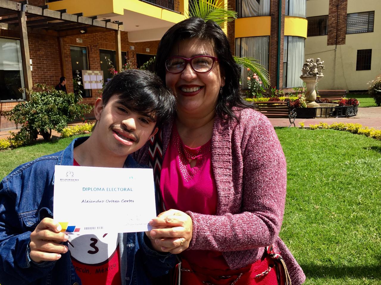 Alejandro logró transitar por el mundo de la educación, ha defendido sus derechos, incluso al voto.
