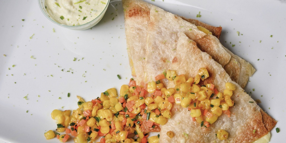 Plato de quesadilla con pollo y nectarinas