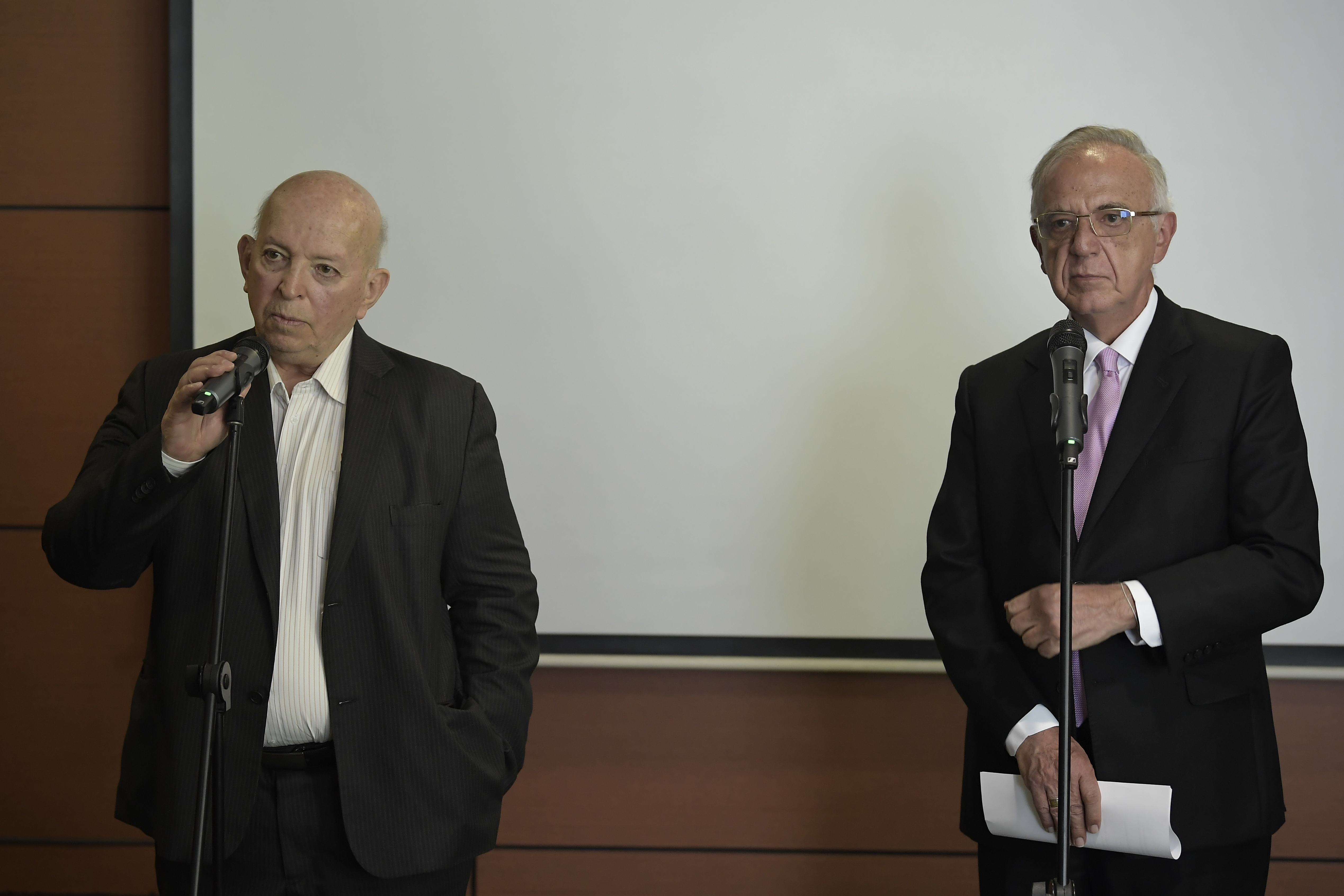 El ministro de Defensa, Iván Velásquez, y el consejero comisionado de paz, Otty Patiño, durante el evento en la Universidad de Los Andes donde debatieron sobre las dos políticas de seguridad y de paz total.