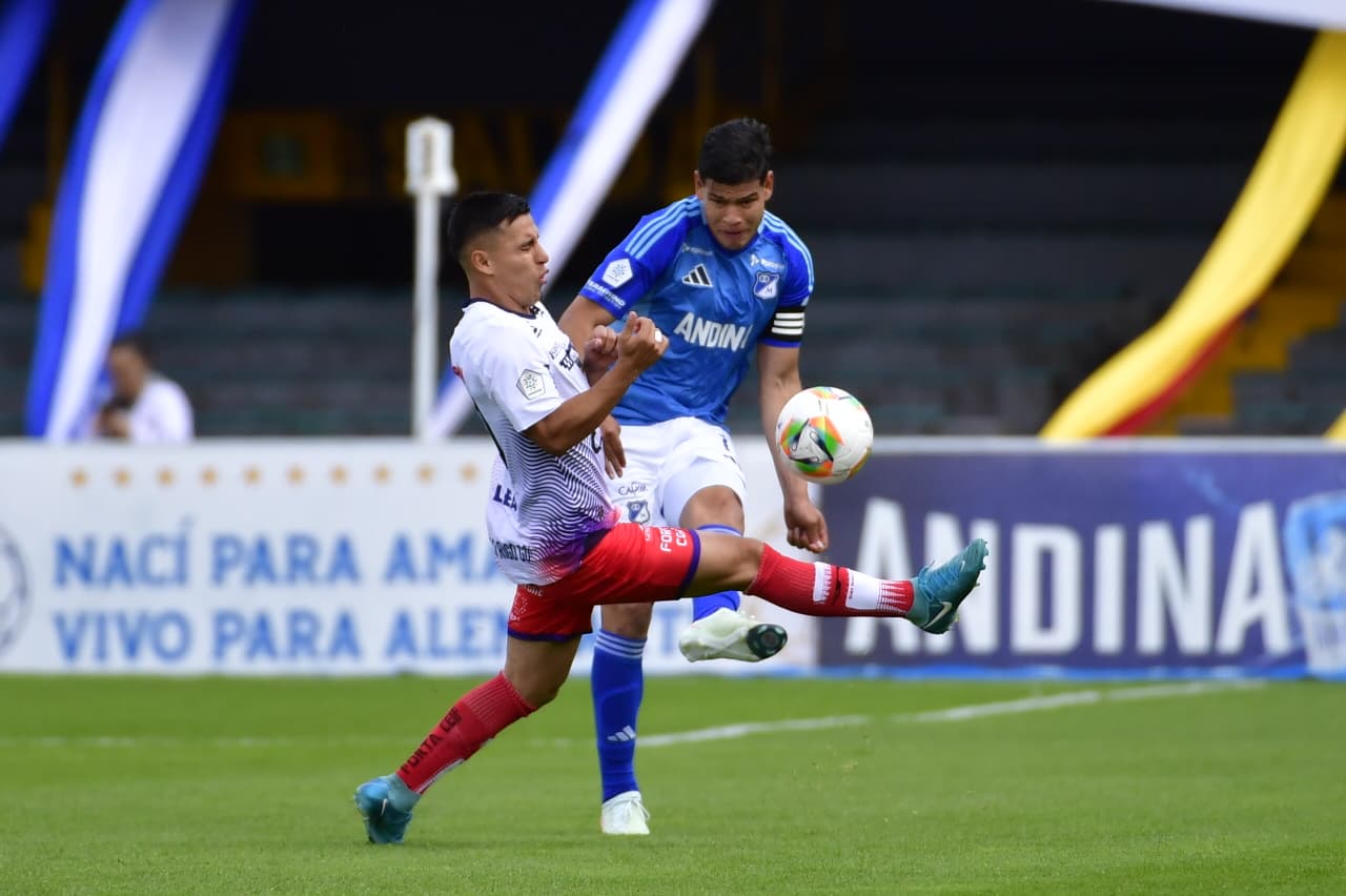 Millonarios venció 3–2 a Fortaleza en El Campín con tripleta de Beckham David Castro y logró un triunfo crucial que lo mantiene en la pelea por entrar al grupo de los ocho en la Liga BetPlay 2025. El equipo de Hernán Torres presionó alto, recuperó en campo rival y fue letal en los momentos clave, aunque volvió a fallar varias opciones claras. Fortaleza dominó la posesión y complicó en el cierre de cada tiempo con goles de Jhon Velásquez y Sebastián Valencia, este último de penalti en el 90+1, pero no pudo evitar que Millonarios le quitara el invicto.