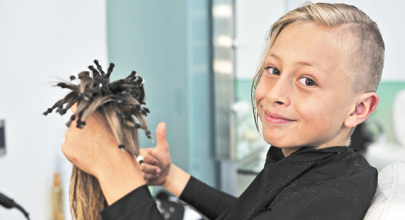 Carolina, su hijo de nueve años les dio el pelo a los enfermos de cáncer