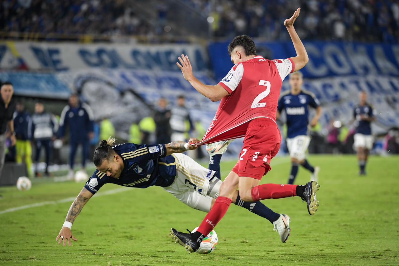 La defensa de Santa Fe, compuesta por tres centrales como Facundo Agüero (foto), Marcelo Ortiz y Julián Millán, no le permitió opciones claras a Millonarios en la segunda mitad.