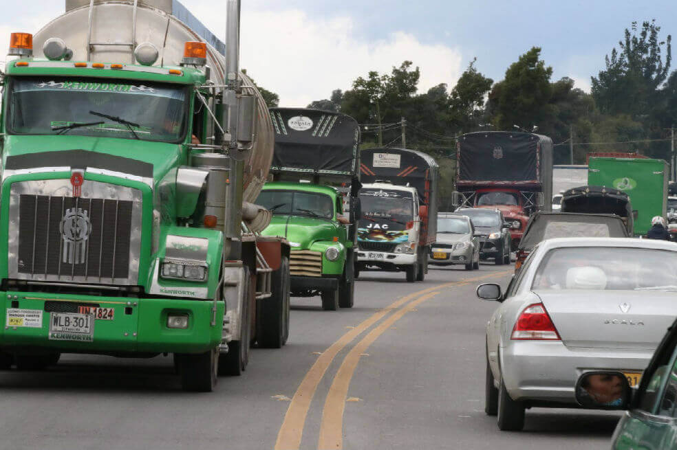 Al menos siete vías colapsadas por protestas de camioneros y volqueteros en Bogotá