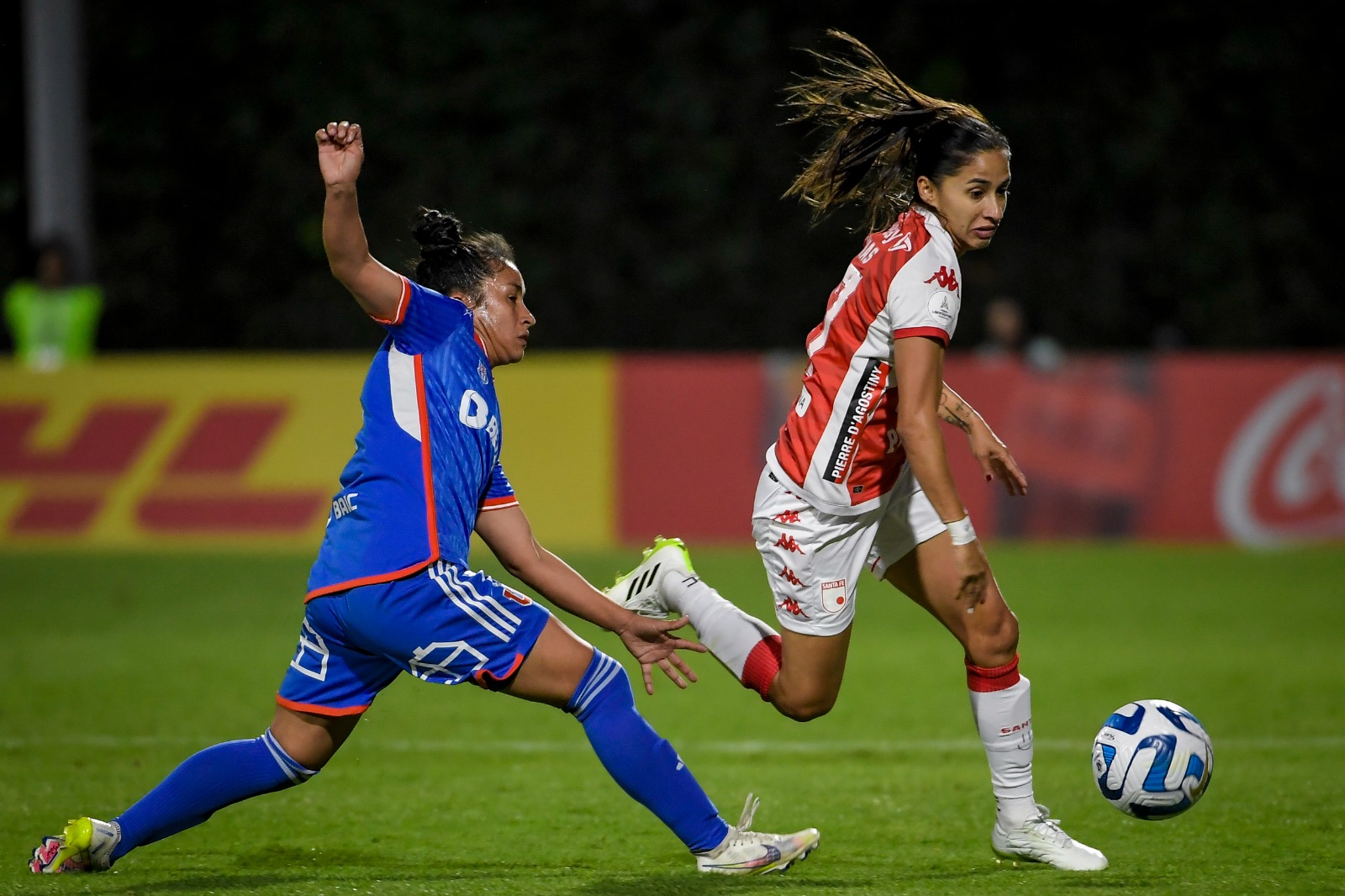 Carolina Arias, de Santa Fe, disputa un balón contra una jugadora de la Universidad de Chile.