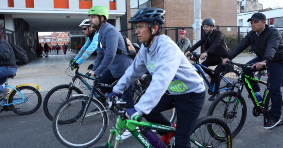 En fotos: algunos funcionarios cogieron la ‘bici’ y se montaron al bus en el Día sin carro en Bogotá