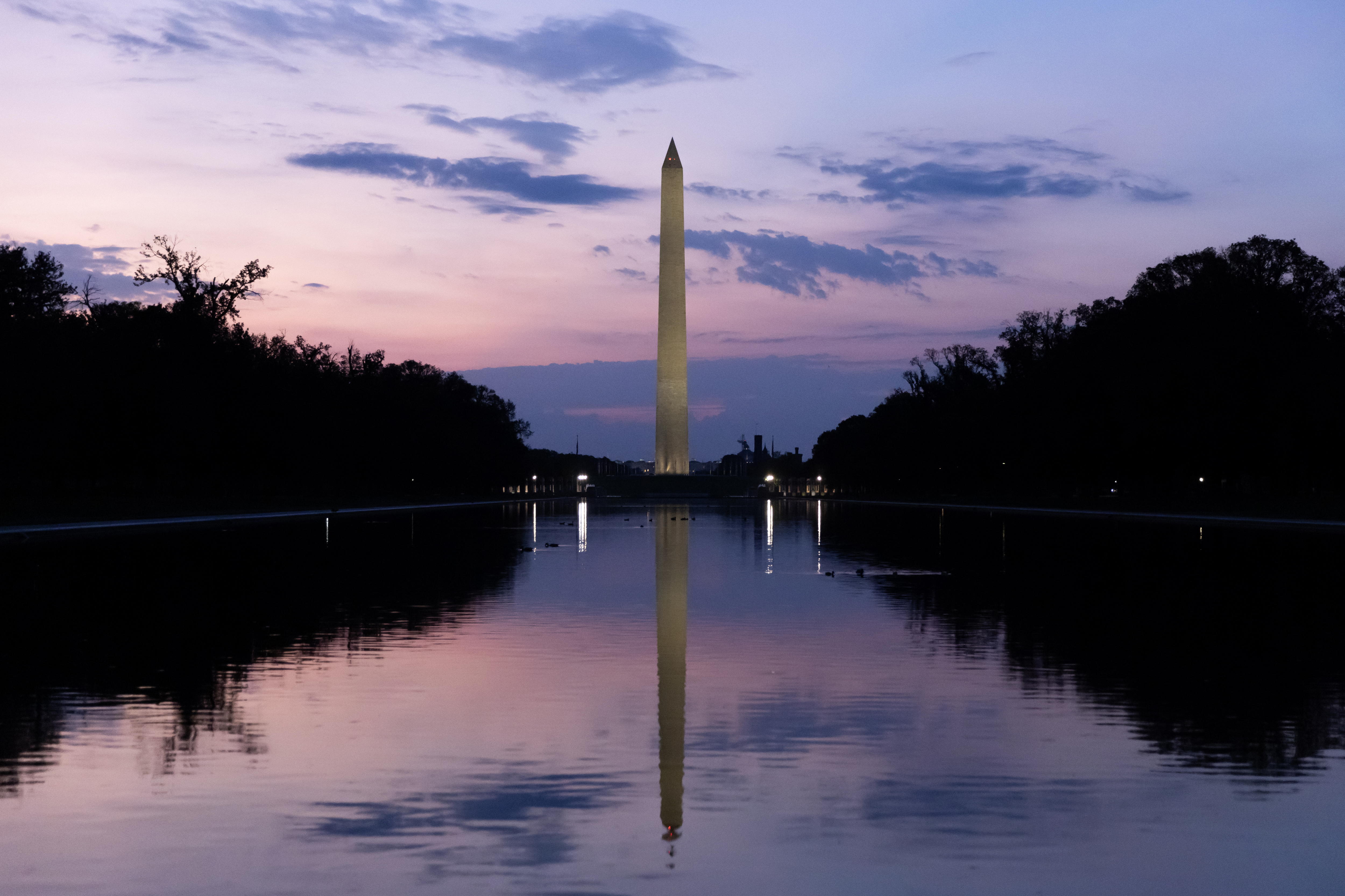 Washington (United States), 29/08/2024.- The Washington Monument is reflected in the Lincoln Memorial Reflecting Pool on the National Mall, before dawn in Washington, DC, USA, 29 August 2024. A brief record-setting heat wave in the capital of the United States brought temperatures on 28 August into triple digits. A cold front is expected to provide relief from the heat on 29 August. (Estados Unidos) EFE/EPA/MICHAEL REYNOLDS
