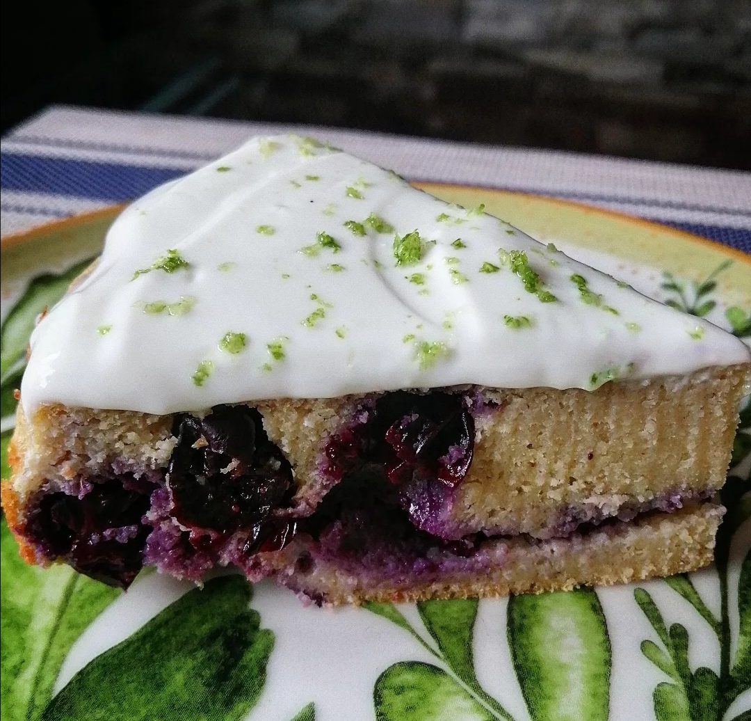 Torta de yogur, arándanos y limón: la receta para endulzar tu día