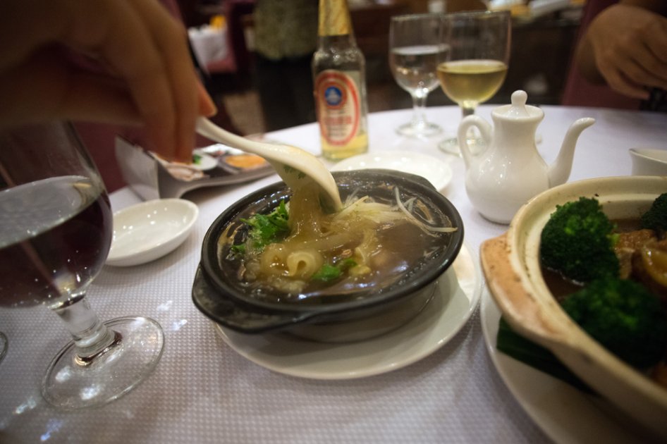 Chinos dejan de comer aletas de tiburón
