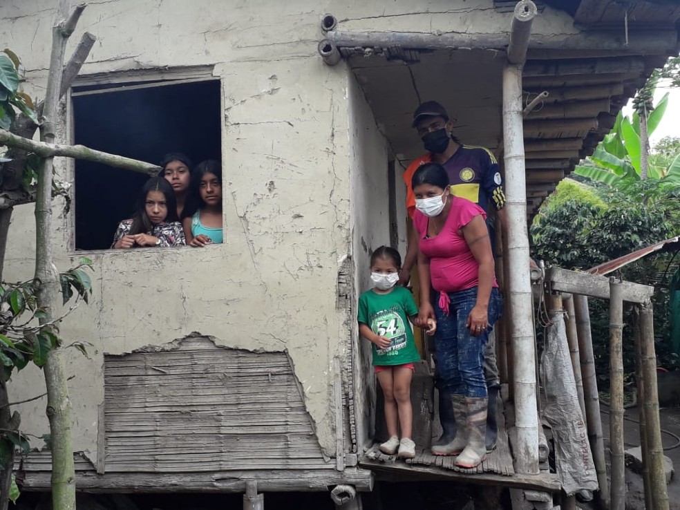 Paula Andrea Rincón y su familia en su antigua casa.