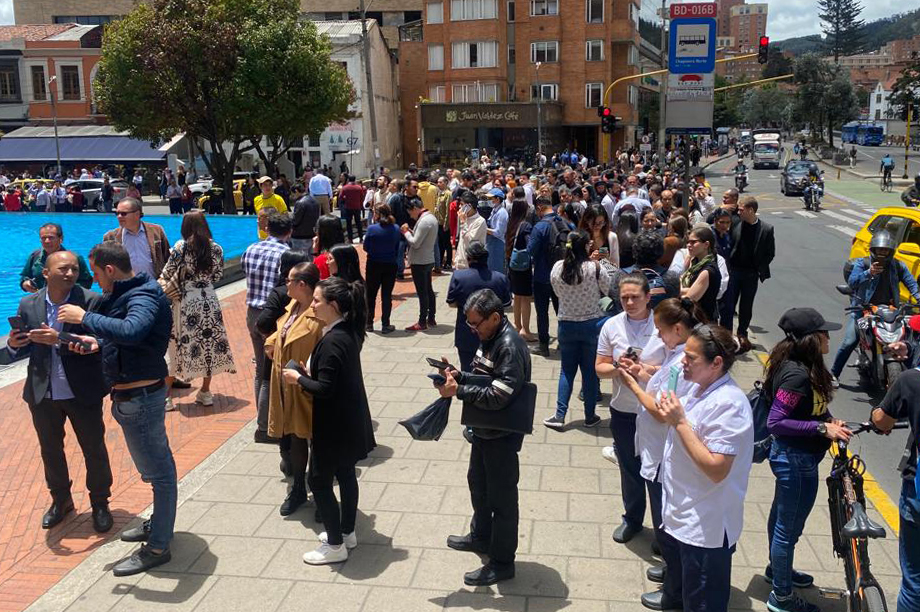 AME2070. BOGOTÁ (COLOMBIA), 17/08/2023.- Personas se reúnen afuera de un edificio luego de ser evacuadas tras un temblor de 6.1 hoy, en Bogotá (Colombia). Un temblor de magnitud 6,1 sacudió al mediodía de este jueves buena parte de Colombia, sin que hasta el momento las autoridades hayan informado de víctimas o daños. EFE/ Diana Sánchez
