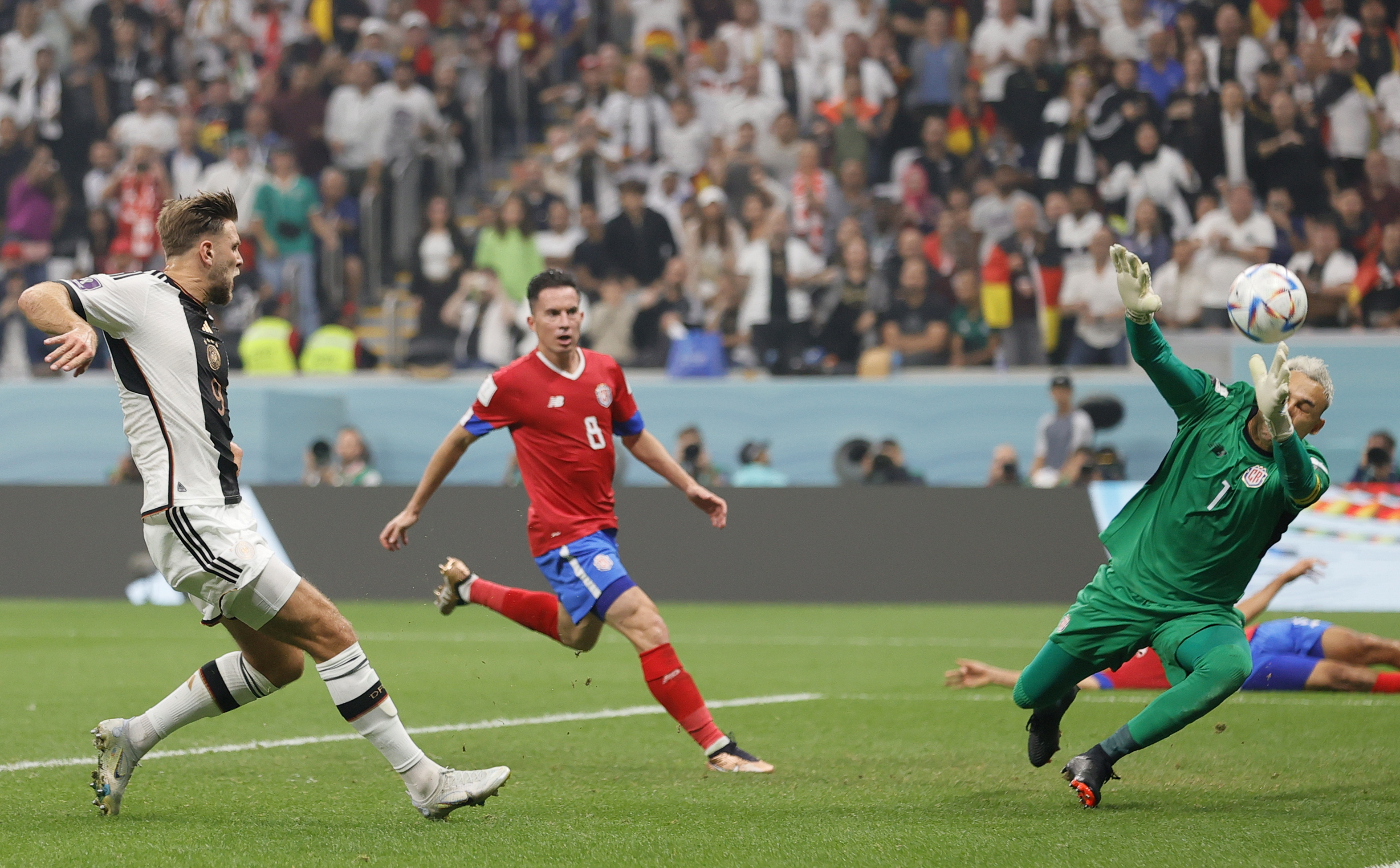 Al Khor (Qatar), 01/12/2022.- Goalkeeper Keylor Navas (R) of Costa Rica clears a shot of Niclas Fuellkrug (L) of Germany during the FIFA World Cup 2022 group E soccer match between Costa Rica and Germany at Al Bayt Stadium in Al Khor, Qatar, 01 December 2022. (Mundial de Fútbol, Alemania, Catar) EFE/EPA/Ronald Wittek