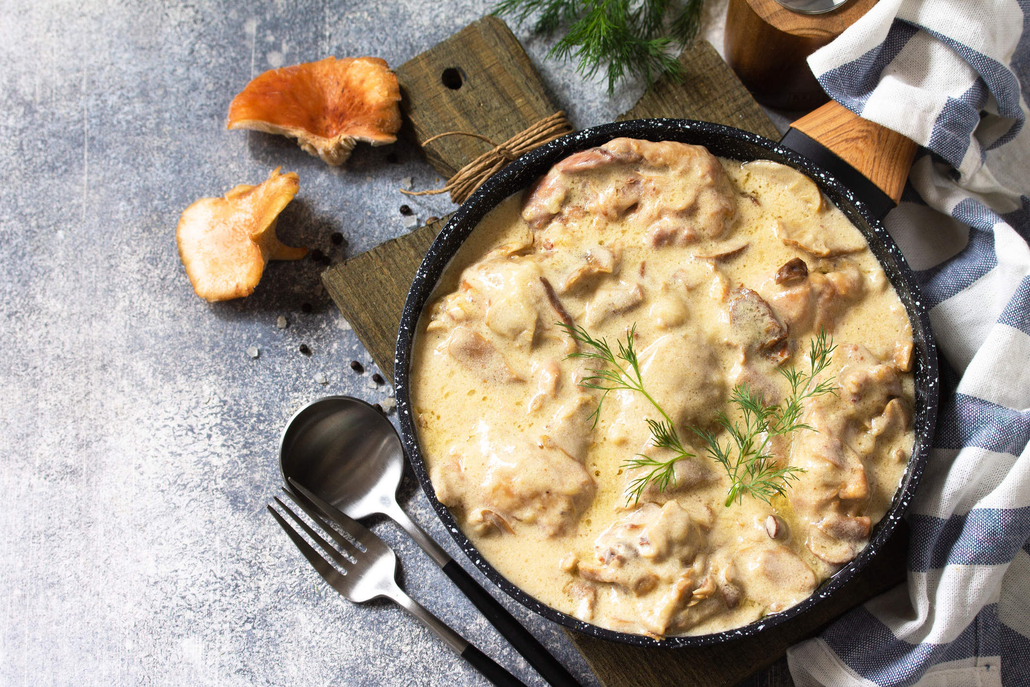 Esta es la receta para preparar pollo en salsa blanca