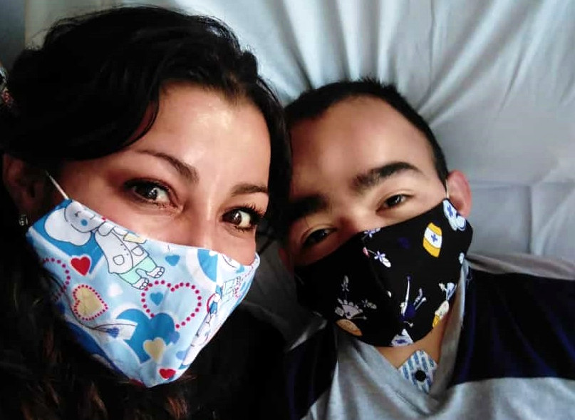 Olga Pérez y su hijo Miguel Ángel, quien padece mucopolisacaridosis tipo dos.