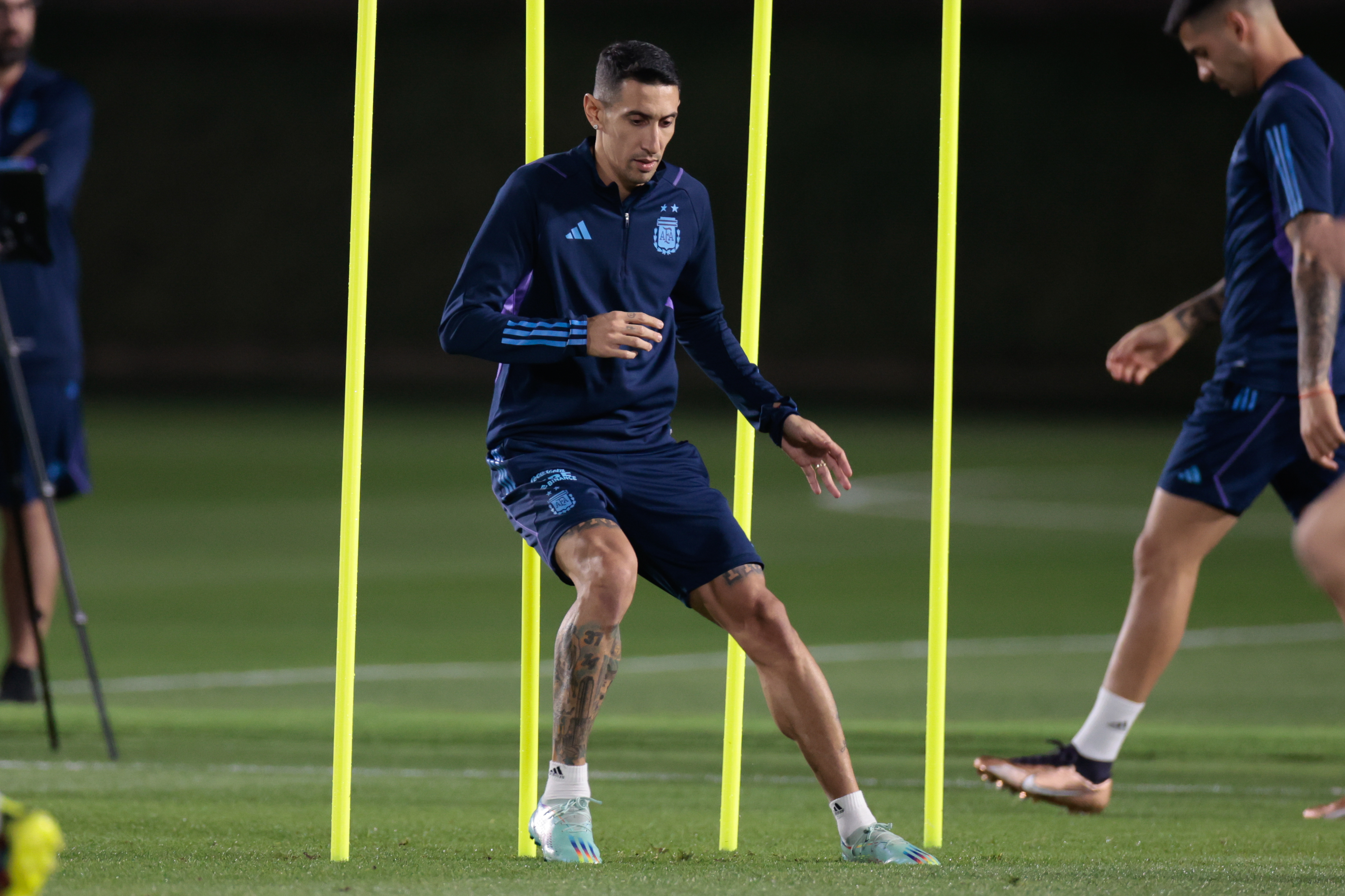 DOHA, 12/12/2022.- El jugador de Argentina Angel di María participa en un entrenamiento de su conjunto nacional en Doha, Catar, este lunes. Argentina se enfrentará a mañana a Croacia en un partido de semifinales del Mundial de Fútbol Qatar 2022. EFE/Juan Ignacio Roncoroni