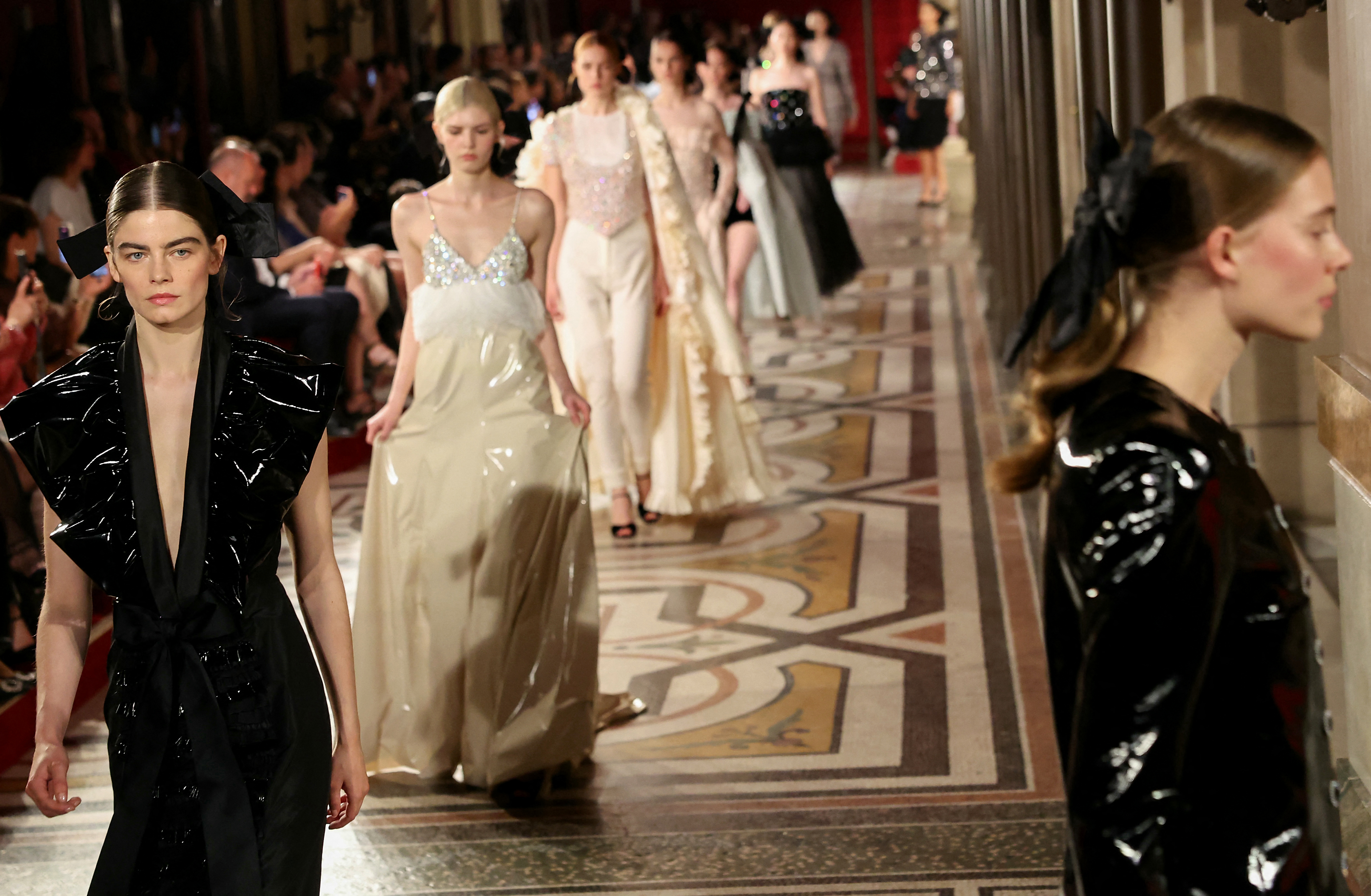 Sin directora artística, Chanel sorprendió con su colección de alta costura