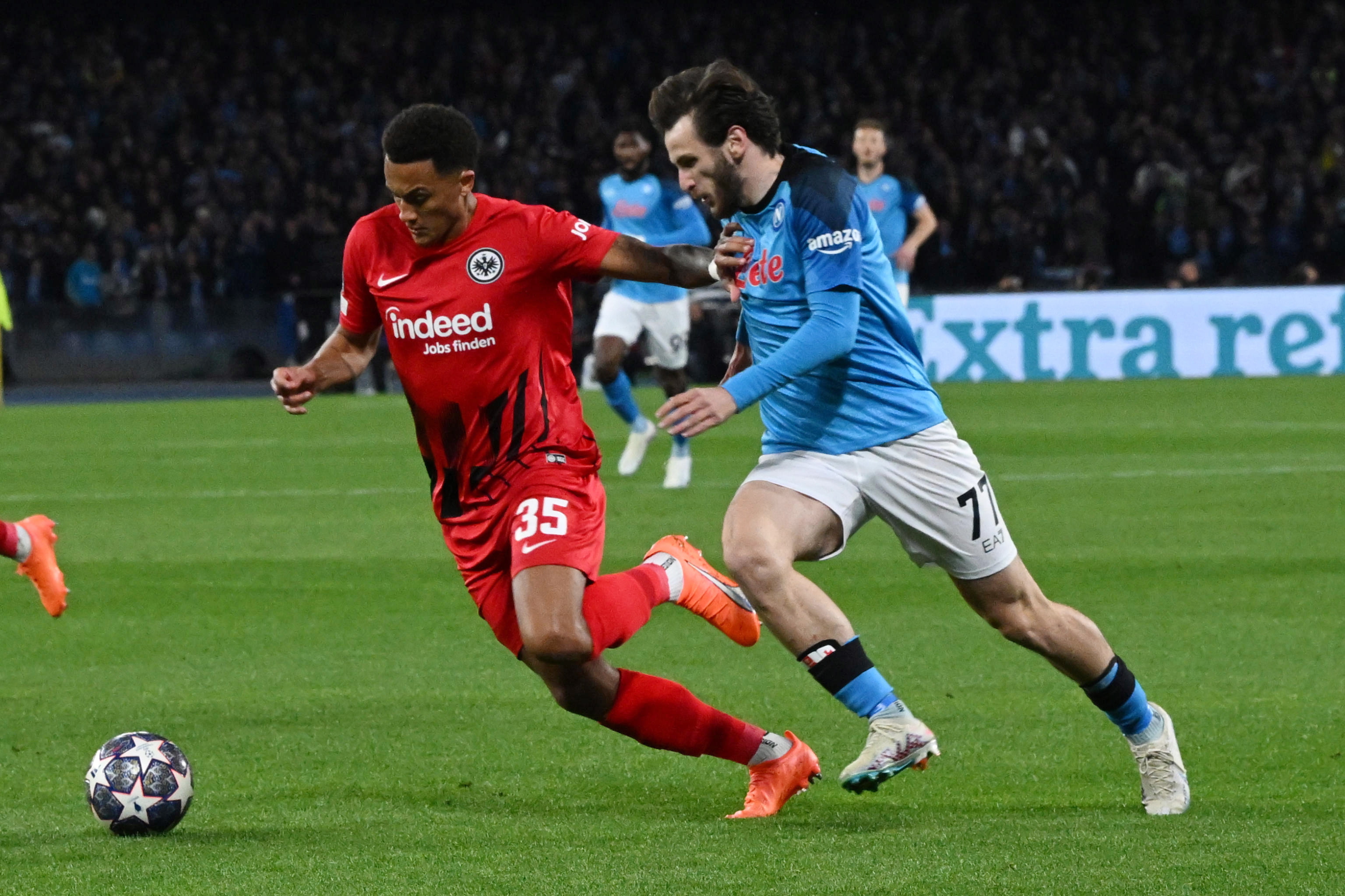 Naples (Italy), 15/03/2023.- Napoli's midfielder Khvicha Kvaratskhelia (R) and Eintracht'Äôs defender Tuta in action during the UEFA Champions League Round of 16, 2nd leg match between SSC Napoli and Eintracht Frankfurt, in Naples, Italy, 15 March 2023. (Liga de Campeones, Italia, Nápoles) EFE/EPA/CIRO FUSCO