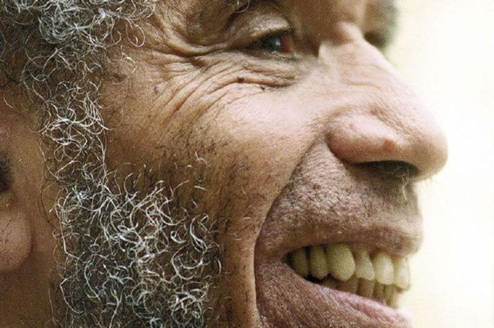Primer plano de Manuel Zapata Olivella sonriendo.
