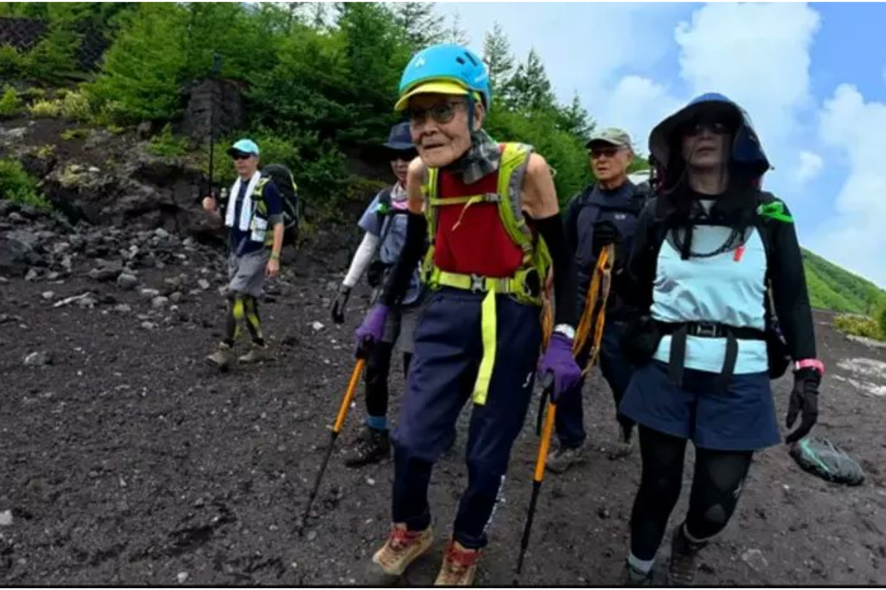 El japonés Kokichi Akuzawa, de 102 años, rompió un récord Guinness al escalar el Monte Fuji.