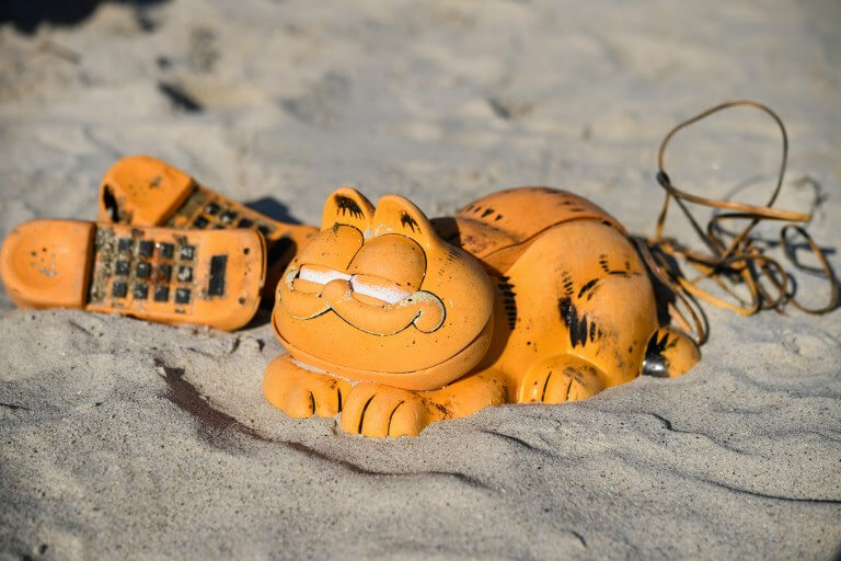 Resuelven misterio de teléfonos con forma de Garfield que aparecen en playas francesas desde hace 30 años. / AFP