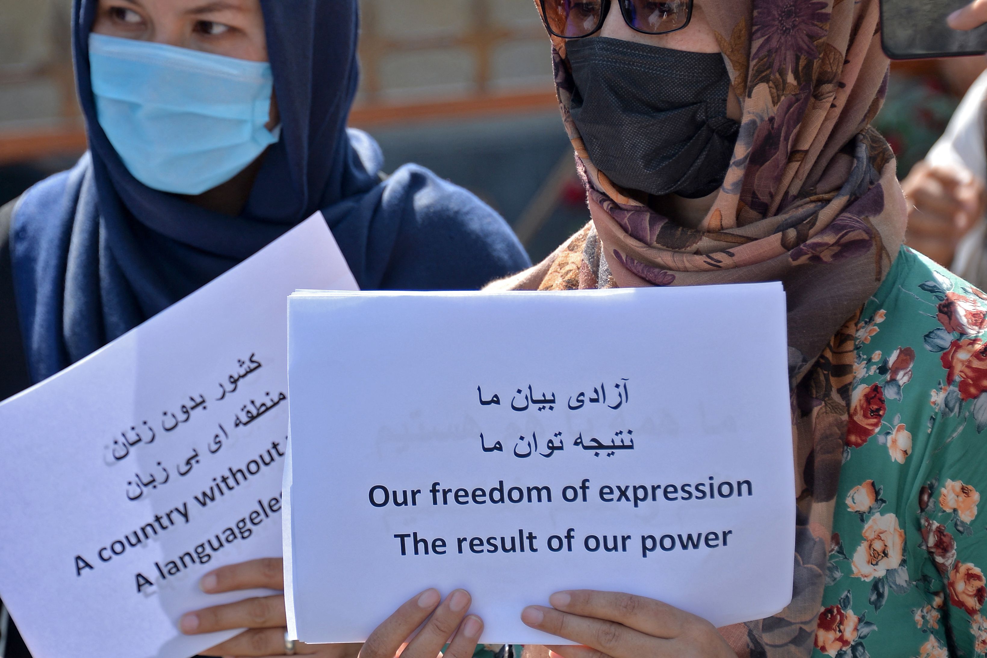 A las mujeres que marcharon por Kabul se les vio caminar portando una serie de pancartas. Una de ellas lee: "Nuestra libertad de expresión, el resultado de nuestro poder".