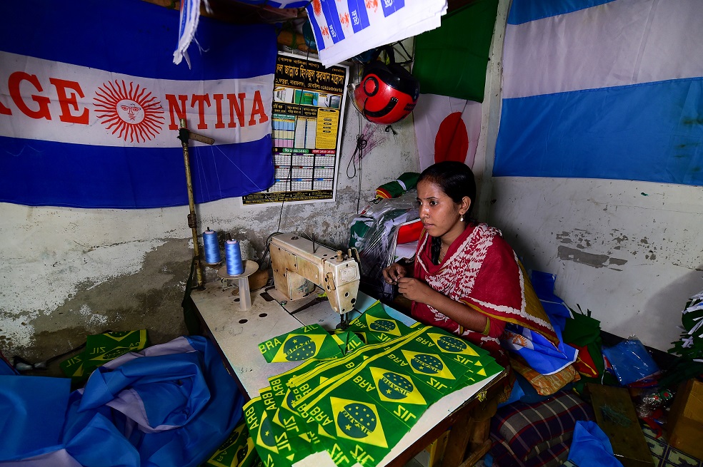 Fabricantes de banderas en Bangladés no duermen en los días previos al Mundial de Rusia