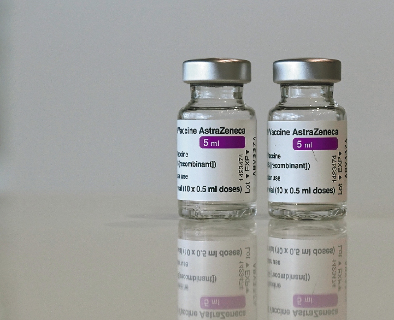 Mortalidad aumentó en Europa al pausar la vacunación con Oxford/AstraZeneca