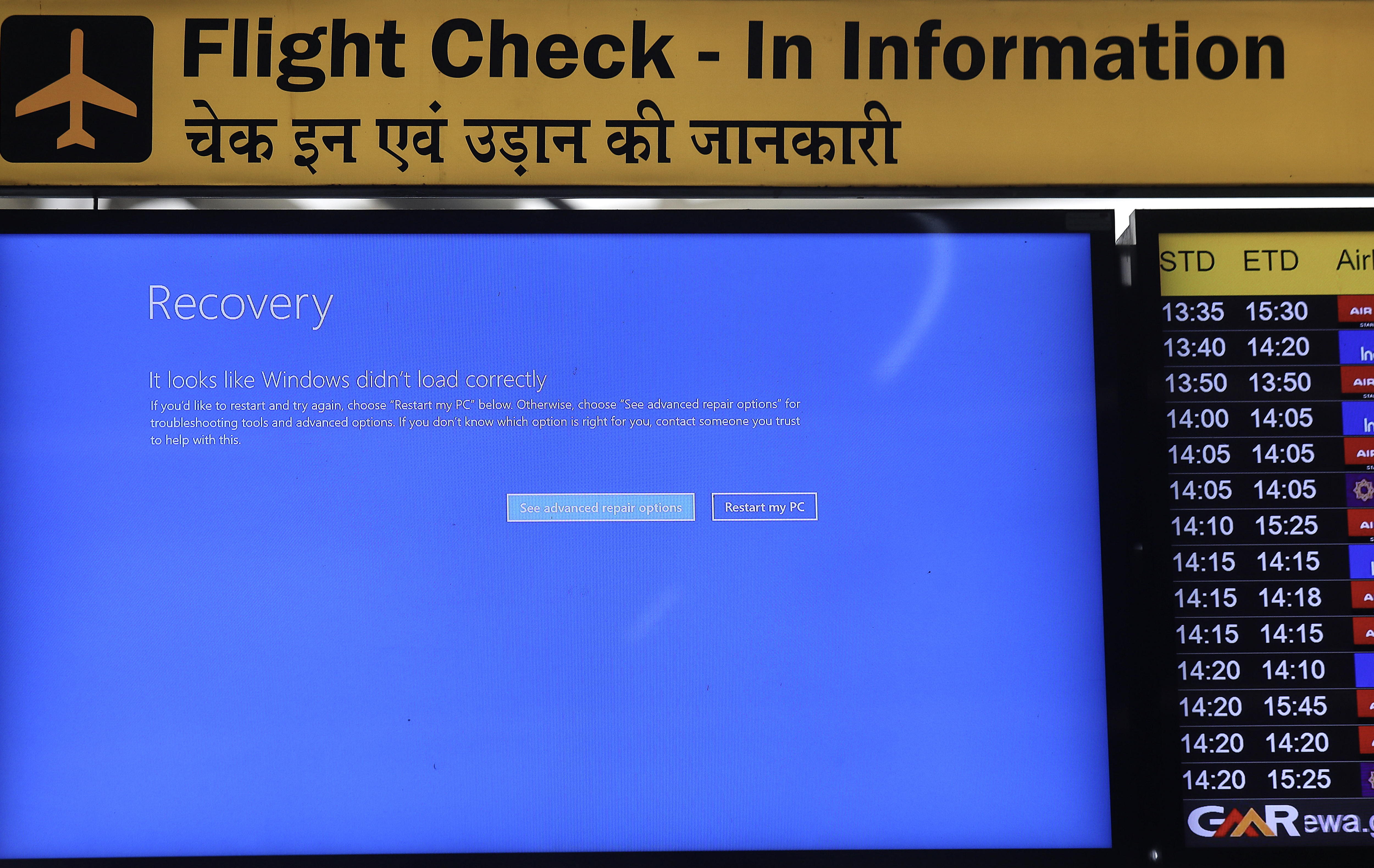 New Delhi (India), 19/07/2024.- A malfunctioning information screen is seen at the Delhi International Airport in New Delhi, India, 19 July 2024. Some of the services at the Delhi Airport were temporarily impacted due to the global IT outage, the airport said in a statement. Companies and institutions around the world have been affected on 19 July by a major computer outage in systems running Microsoft Windows linked to a faulty Crowdstrike cyber-security software update. According to CrowdStrike's CEO, the issue has been identified, isolated and a fix has been deployed. (Nueva Delhi) EFE/EPA/RAJAT GUPTA