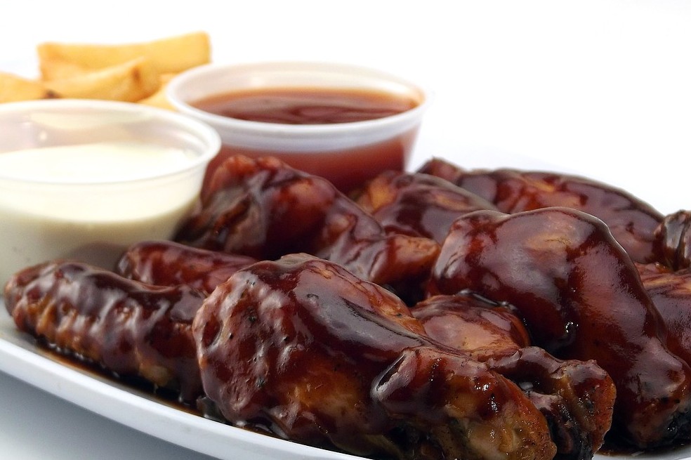 ¿Cómo hacer alitas BBQ? 2 recetas para prepararlas a la sartén y al horno