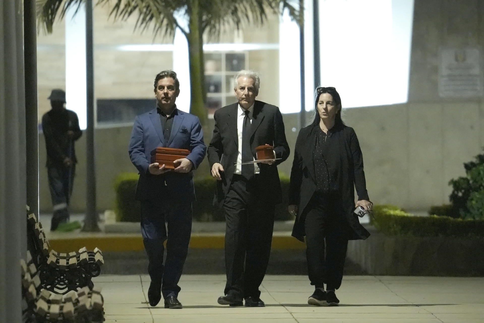 Los restos de Mario Vargas Llosa son cremados y entregados a sus tres hijos