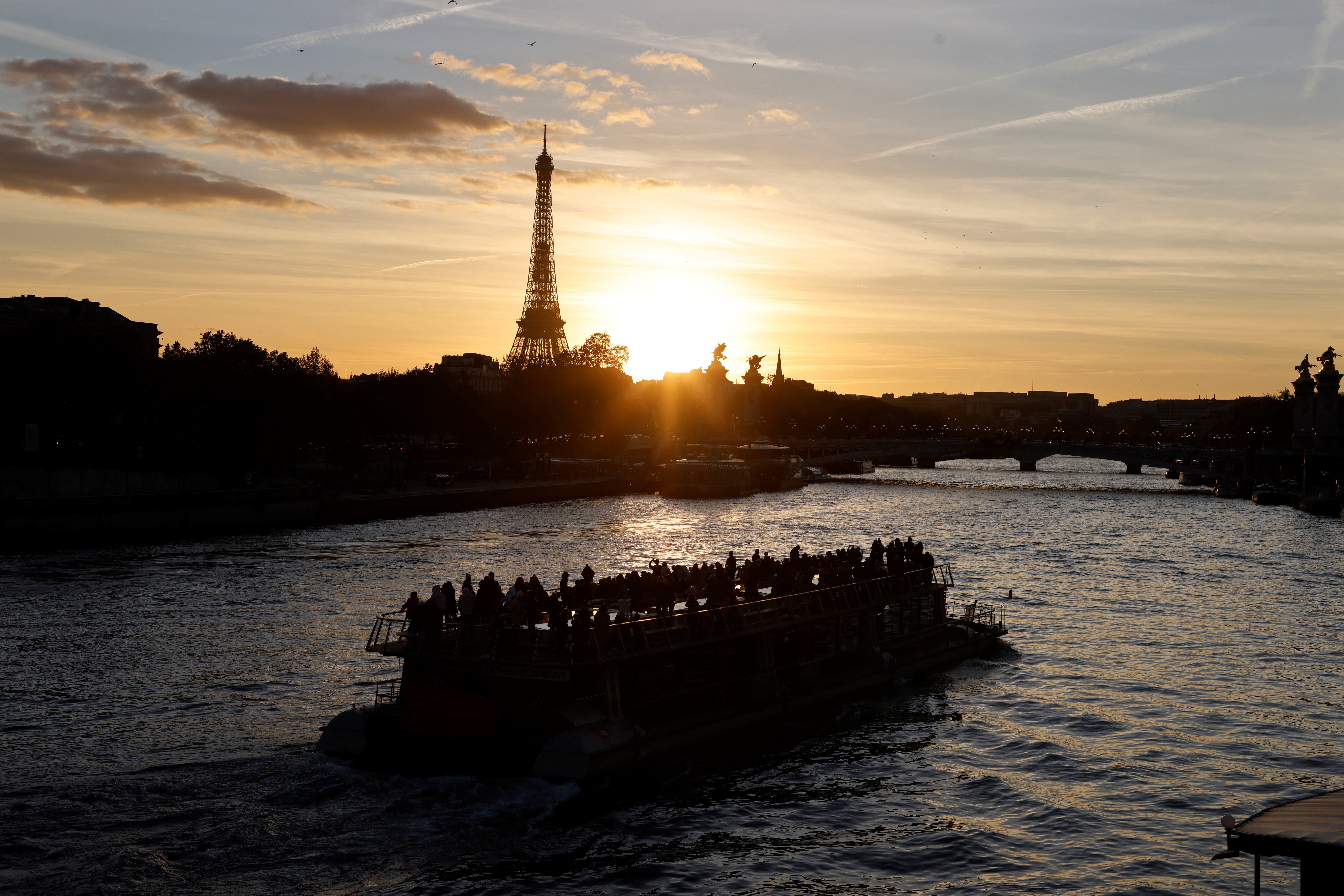Raf, el niño que limpia el río Sena en Paris, Francia