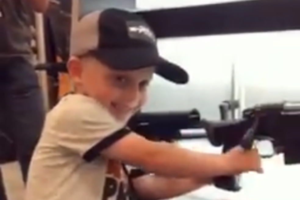Famosa cazadora se emociona al ver a un niño sostener un rifle