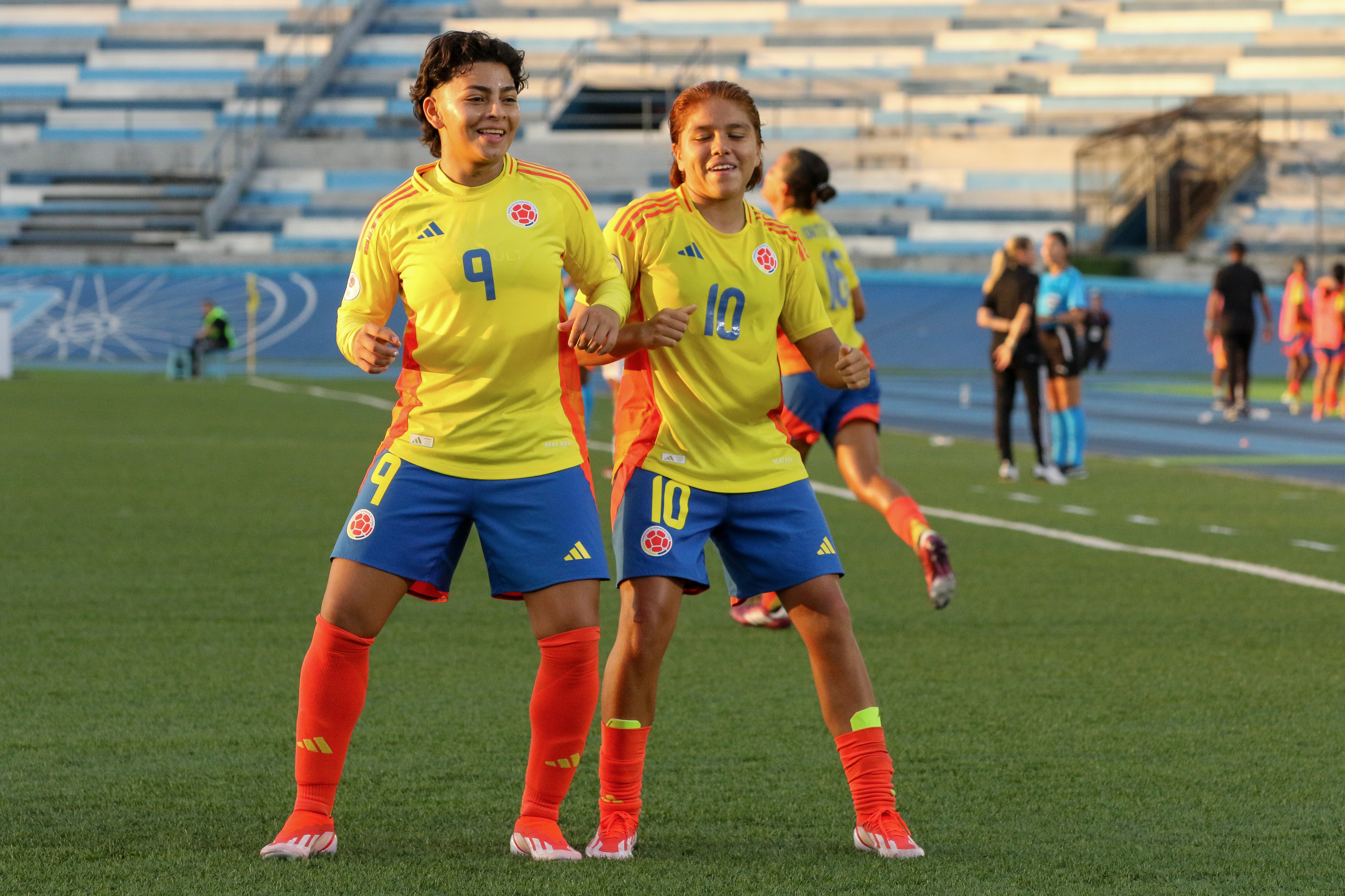 AME785. GUAYAQUIL (ECUADOR), 26/04/2024.- Gabriela Rodríguez (d) de Colombia celebra un gol este viernes, en un partido por el Sudamericano Femenino sub-20 entre Colombia y Venezuela en el estadio DRV PNK, en Guayaquil (Ecuador). EFE/Jonathan Miranda