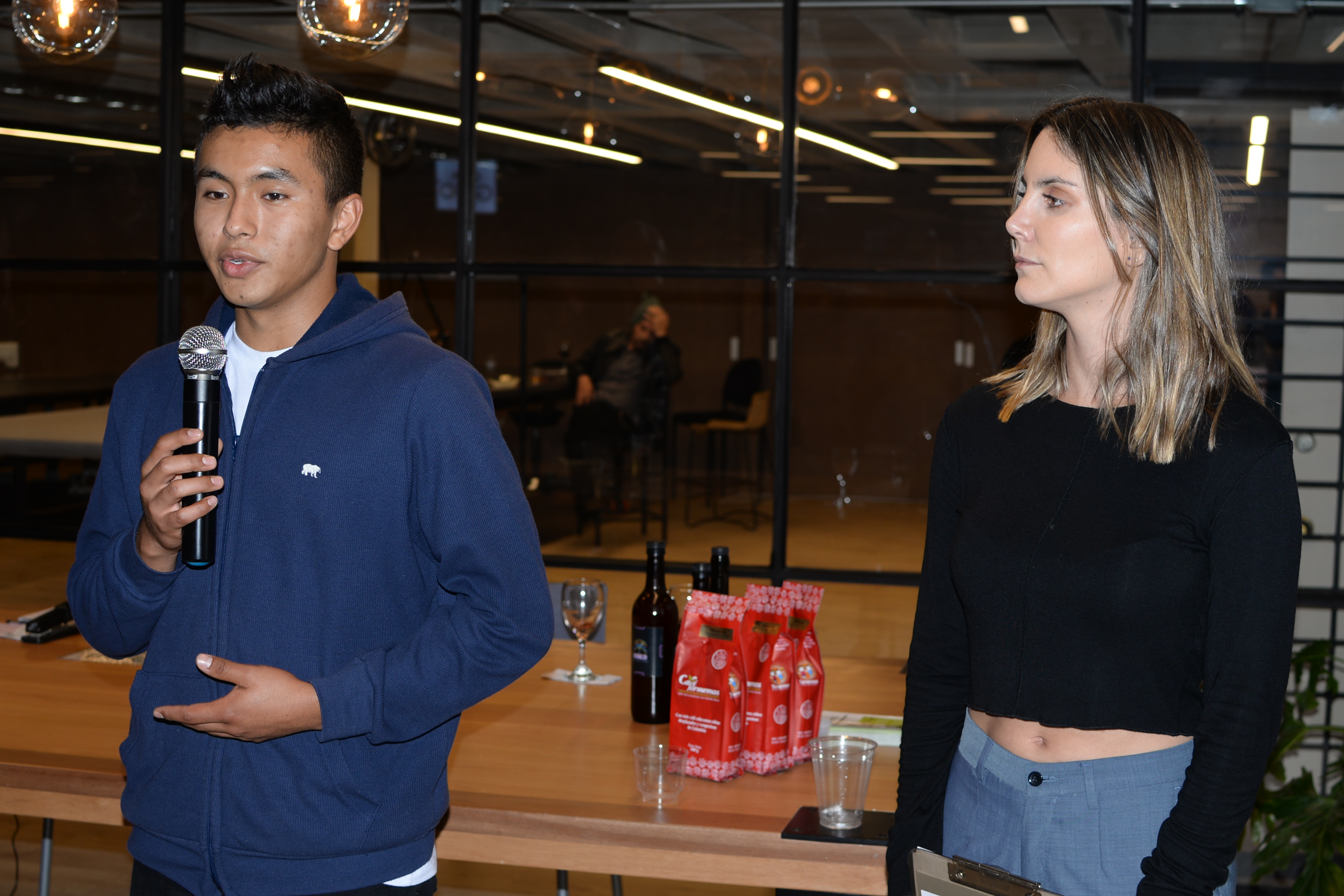 Michael Fandiño junto a Patricia Olarte. Fandiño es uno de los jóvenes líderes de proyectos que se beneficiarán de las ventas de la galería GO-HO.