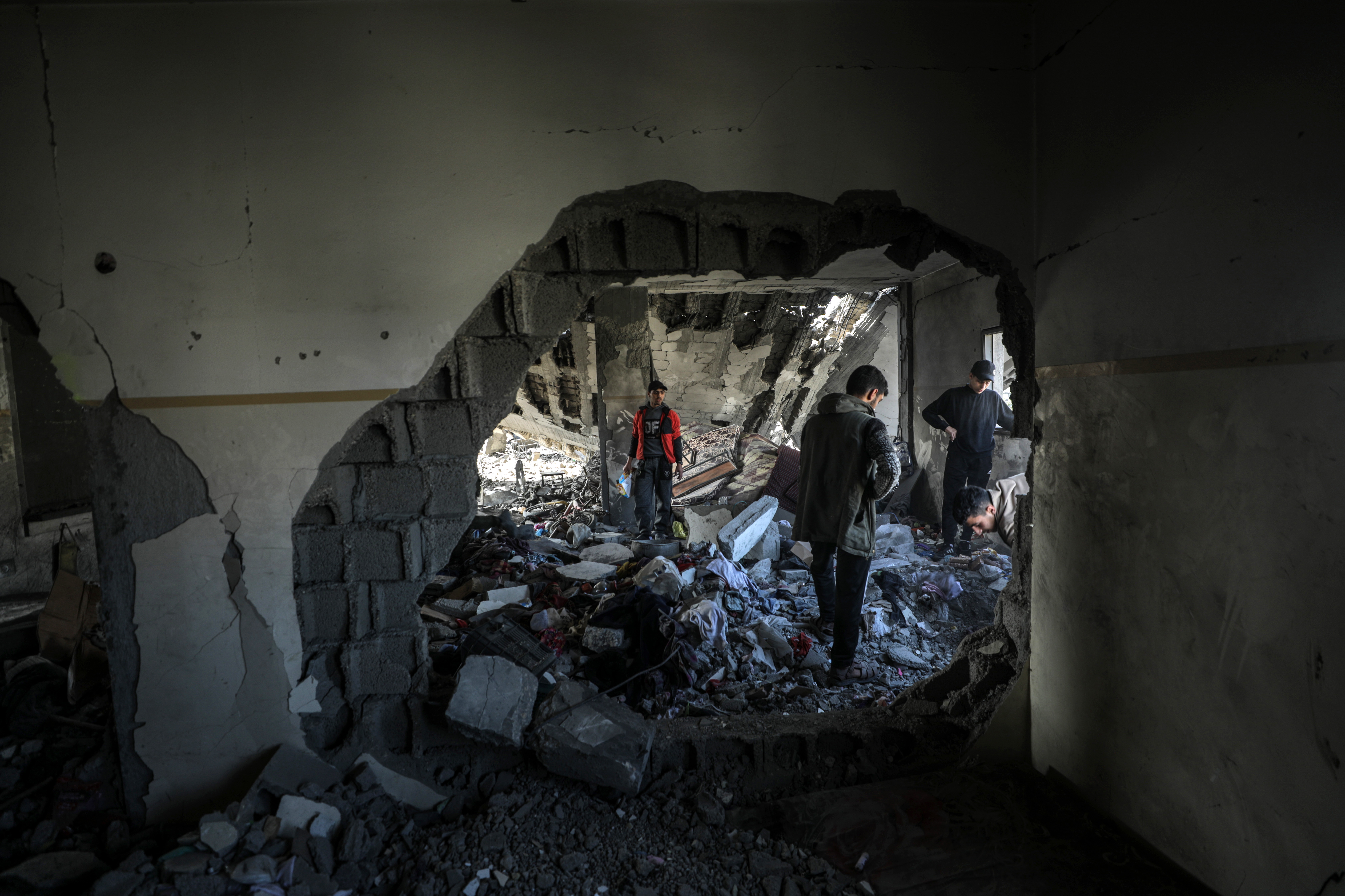 GAZA CITY (---), 18/03/2025.- Palestinians inspect a destroyed area of Al Tabien school following Israeli airstrikes in Gaza City, 18 March 2025. The Israeli forces on 18 March confirmed they were carrying out 'extensive strikes' on targets in the Gaza Strip, following an Israeli prime minister's statement which ended the ceasefire in place since 19 January. According to provisional figures released by the Palestinian Health Minister, more than 250 people were killed in a series of overnight strikes in the Gaza Strip, with more bodies still waiting to be recovered from under the rubble. EFE/EPA/MOHAMMED SABER