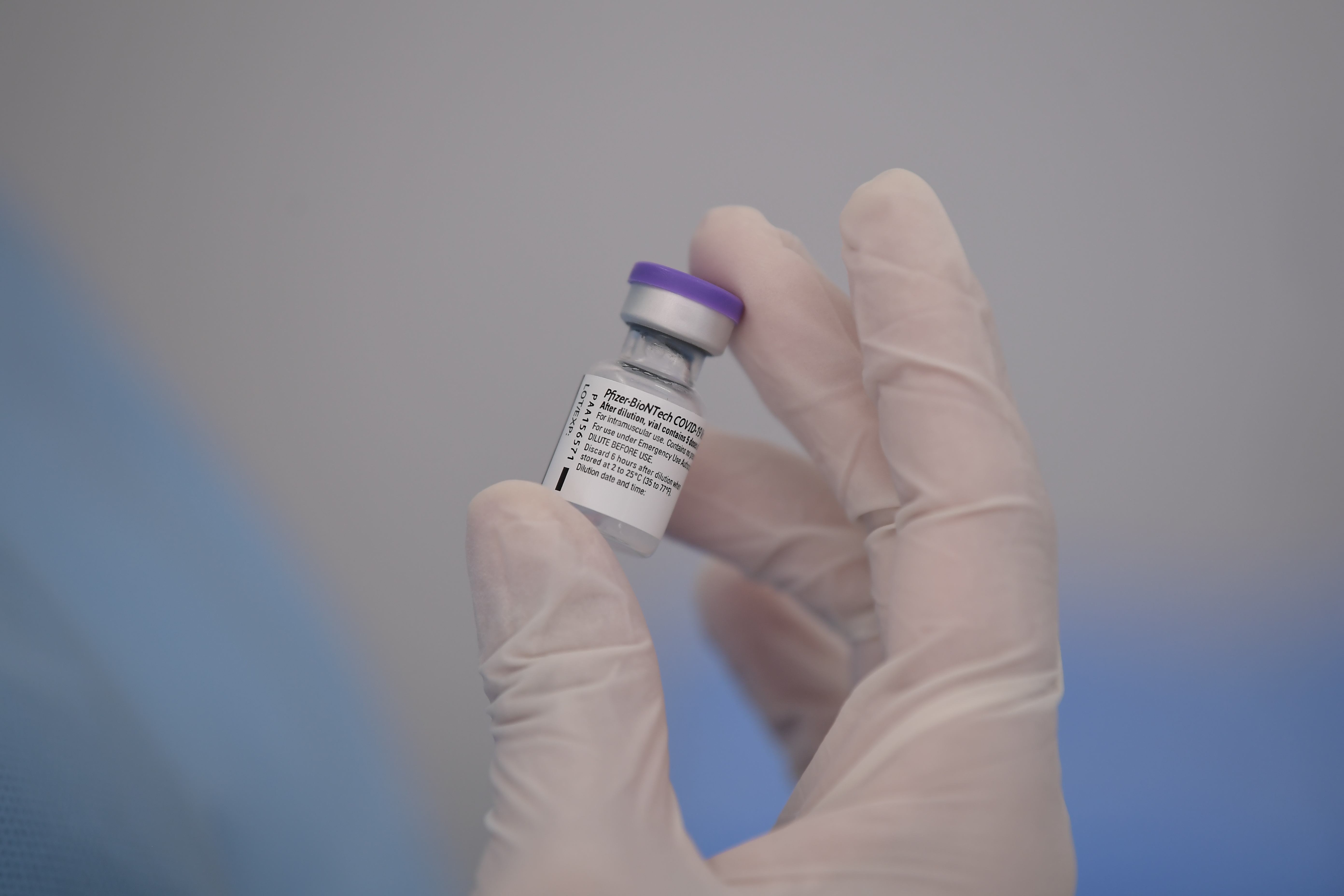 Pfizer inicia pruebas de una vacuna contra ómicron. Pero, ¿la necesitaremos?