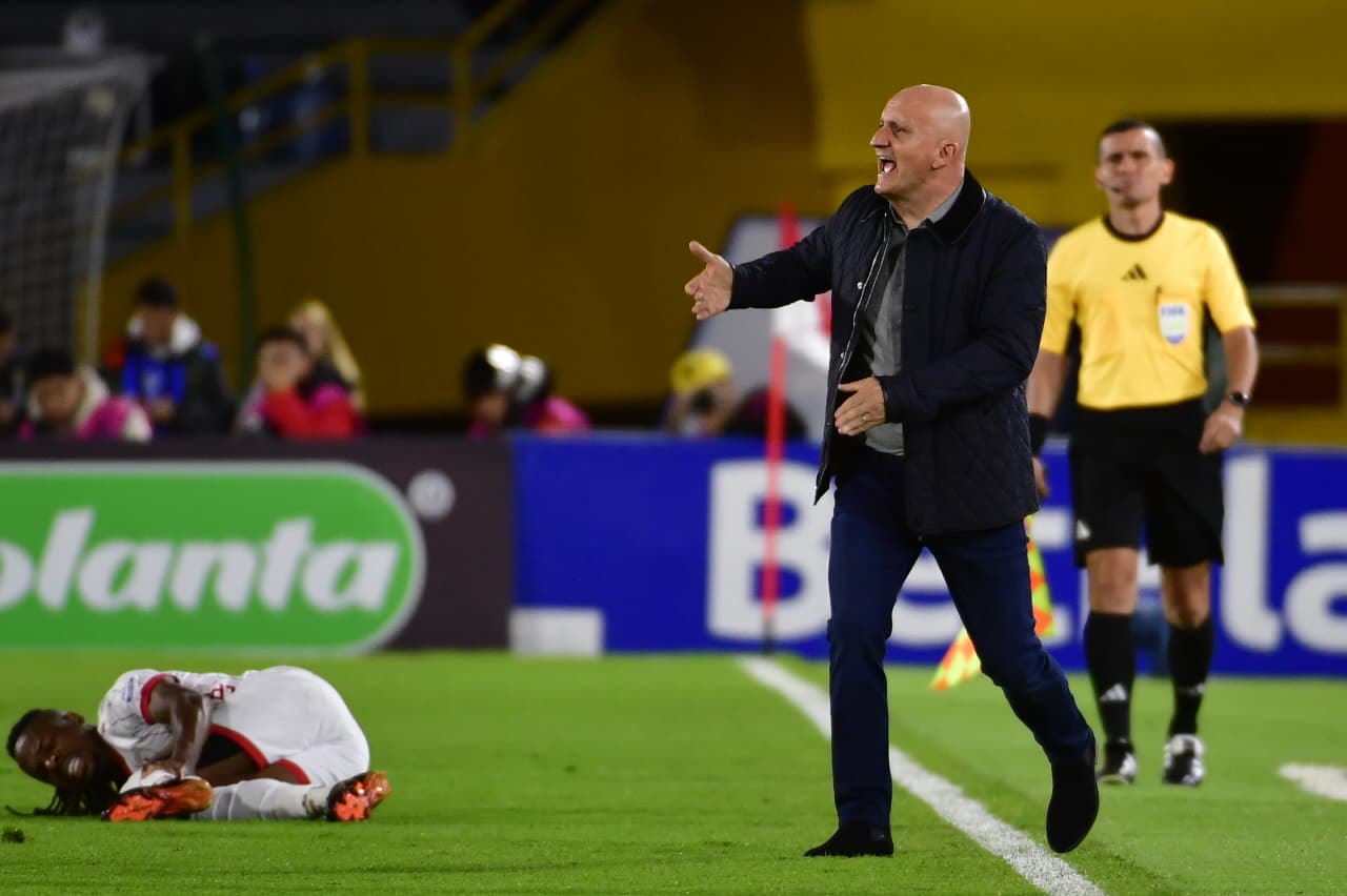 Pablo Repetto, DT de Santa Fe, se reconcilió con el hincha cardenal luego de eliminar por goleada a América en los cuartos de final de la Liga Betplay 2026-I.
