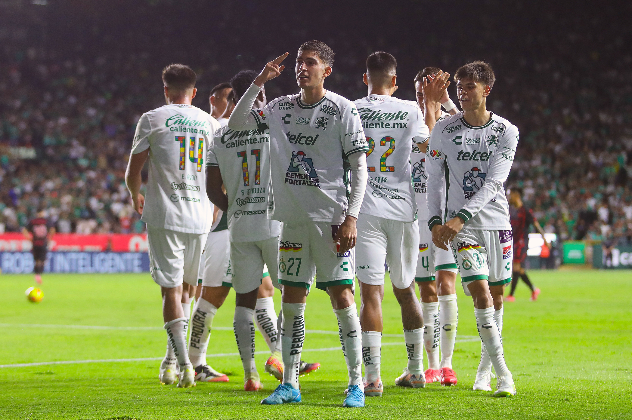MEX5127. LEÓN (MÉXICO), 01/03/2025.- Angel Estrada (c) de León celebra un gol este sábado, durante un partido por la jornada 10 del torneo Clausura 2025 de la Liga MX entre León y Tijuana, en el estadio León en Guanajuato (México). EFE/ Luis Ramírez