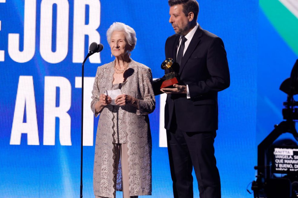 La cubana Ángela Álvarez se llevó el Latin Grammy como Mejor Nuevo Artista. A los 95 años, cumplió el sueño que tenía desde los 15 y se convirtió en la mujer más longeva en ganar un gramófono.