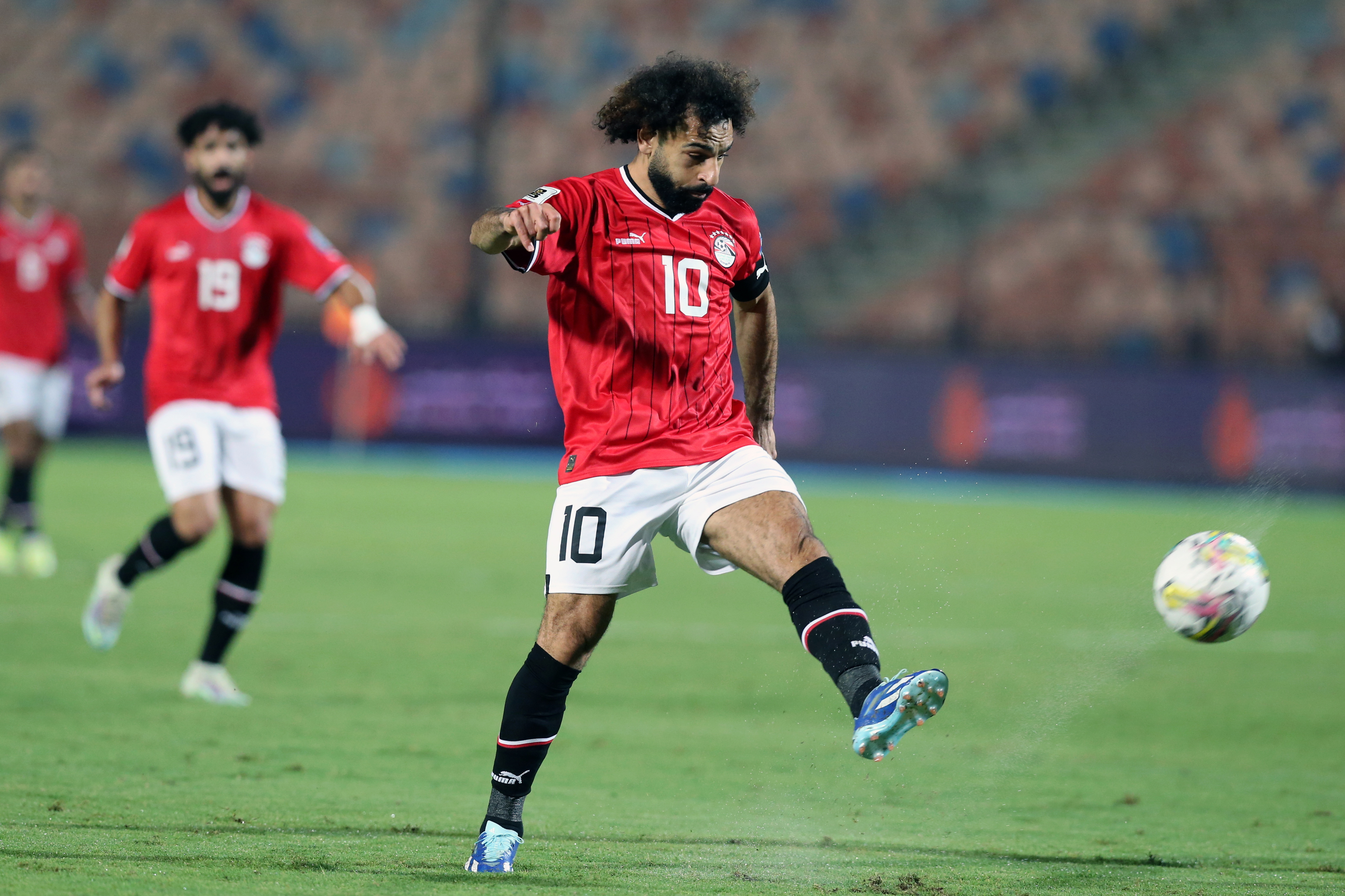 ¿Atacaron a Mohamed Salah en pleno partido? Tuvo que salir escoltado: video