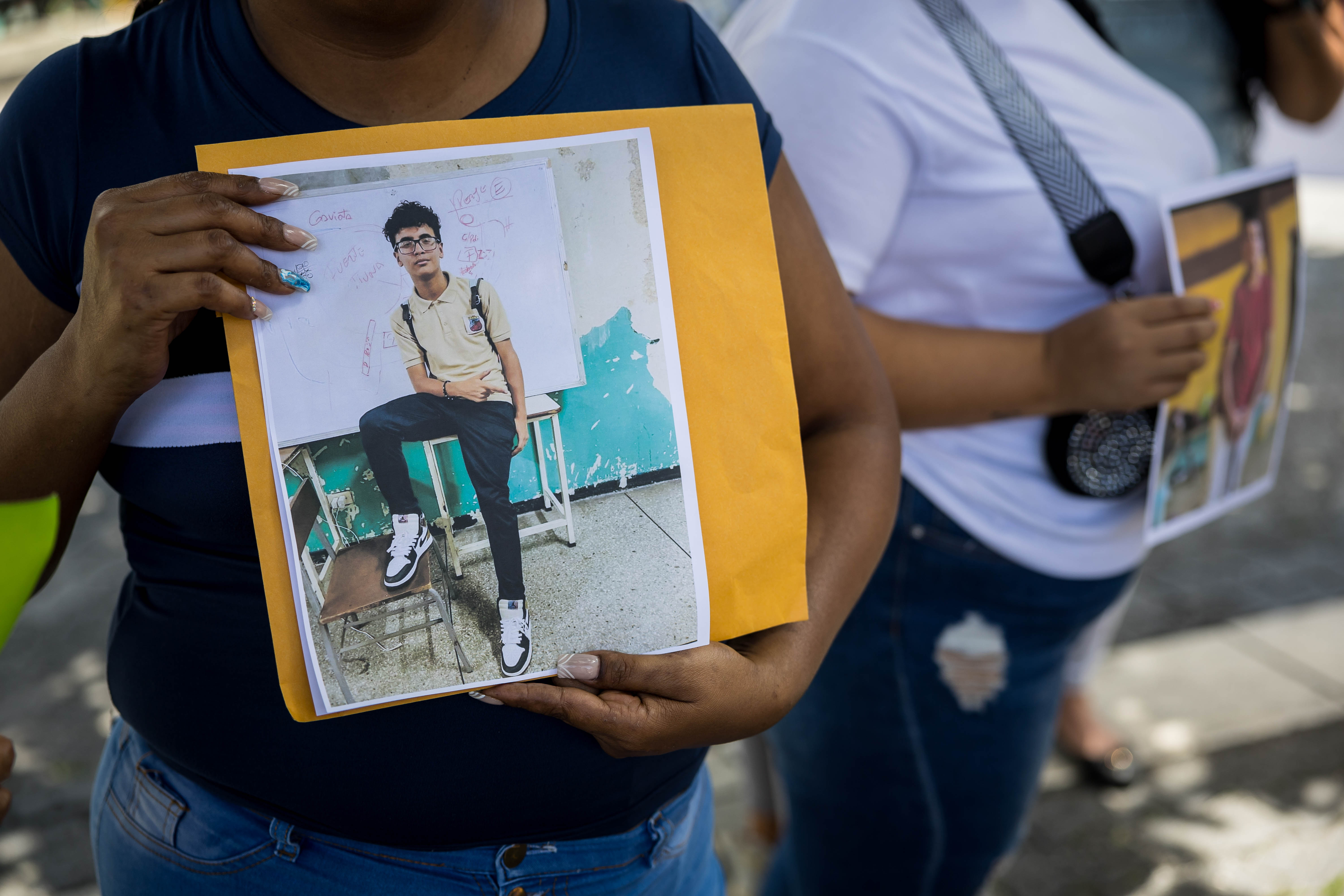 En Venezuela continúan arrestados 68 adolescentes, sus familias piden ayuda