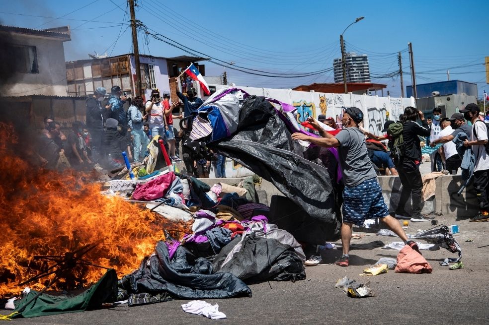 La Policía tuvo que intervenir en la manifestación de los nacionalistas para evitar que golpearan a las familias migrantes.