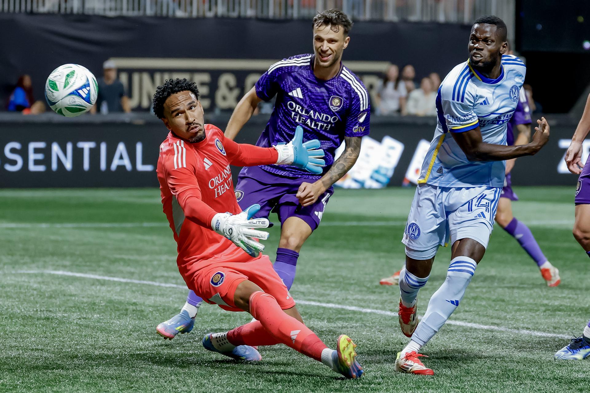 ATLANTA (United States), 29/05/2025.- Atlanta United Jamal Thiare (R) scores the game-winning 3-2 goal against Orlando City goalkeeper Pedro Gallese (L) during stoppage time of the second half of a MLS soccer match between Orlando City and Atlanta United in Atlanta, Georgia, USA, 28 May 2025. EFE/EPA/ERIK S. LESSER
