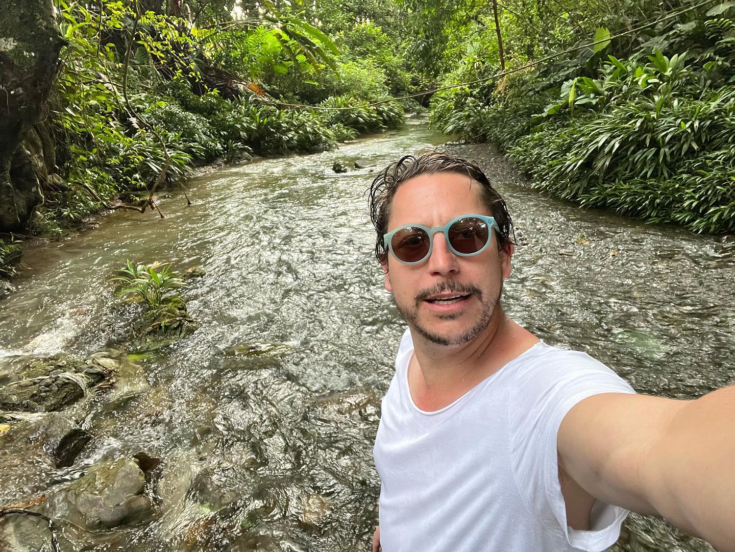 Video | Alejandro Riaño peinó a su hija con una aspiradora y así quedó