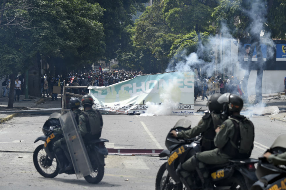 Marcha en Caracas en apoyo a corte suprema paralela es bloqueada con gases