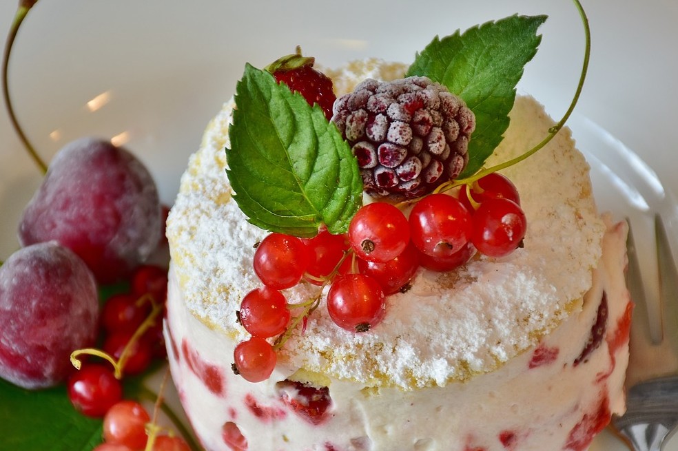 Aprende a preparar una deliciosa torta de frutos rojos con este paso a paso.